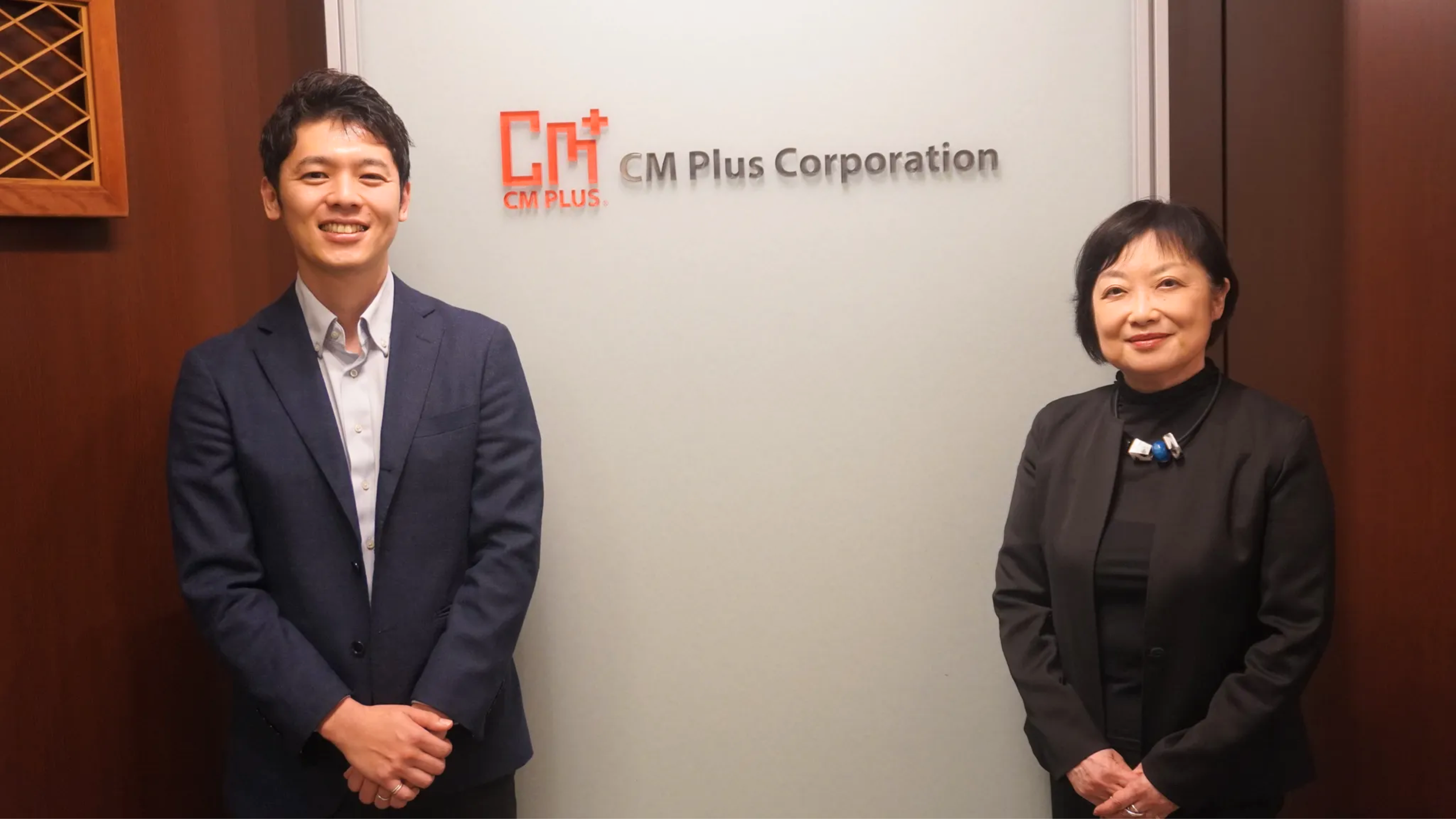 株式会社シーエムプラス本社にて、田山恵里子氏(右)と筆者(左)