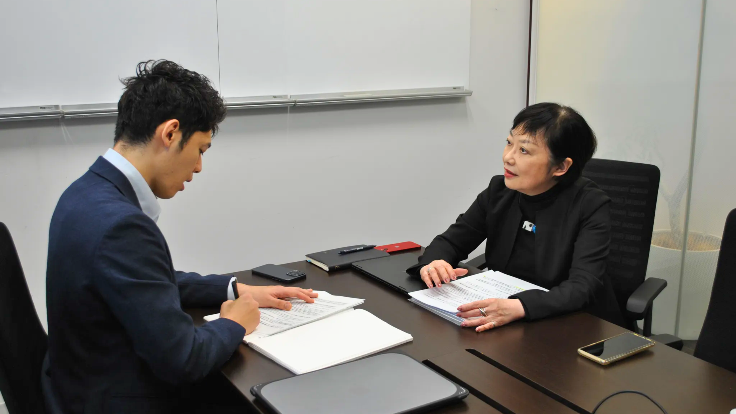インタビュー中の様子(出所)株式会社シーエムプラス提供