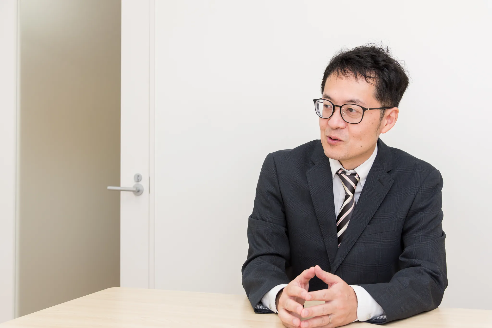インタビューに対応する松本健太郎氏