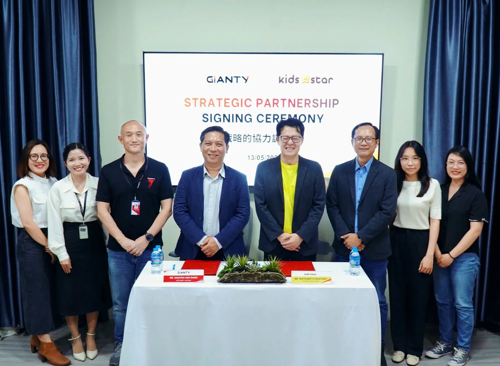 キッズスターと子会社KIDS STAR Vietnamは、知育アプリ海外版『Gokko World』のベトナム展開加速に向け、GIANTY Vietnamと戦略的パートナーシップを締結。2026年5月13日にホーチミン市で調印式を開催した。（画像出所）株式会社キッズスター